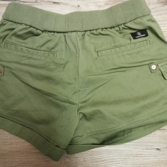 NWT Volcom short cargo shorts, rare, small - Picture 7 of 10